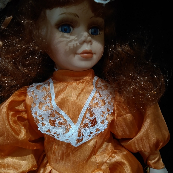 Ashley Belle Porcelain "Lisa" Doll in AB Wooden Case W/COA - Picture 3 of 8